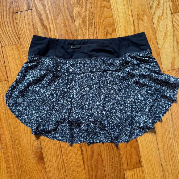 Lululemon mini skirt with a black and white floral pattern (Quick Pace Skirt) - Picture 3 of 7